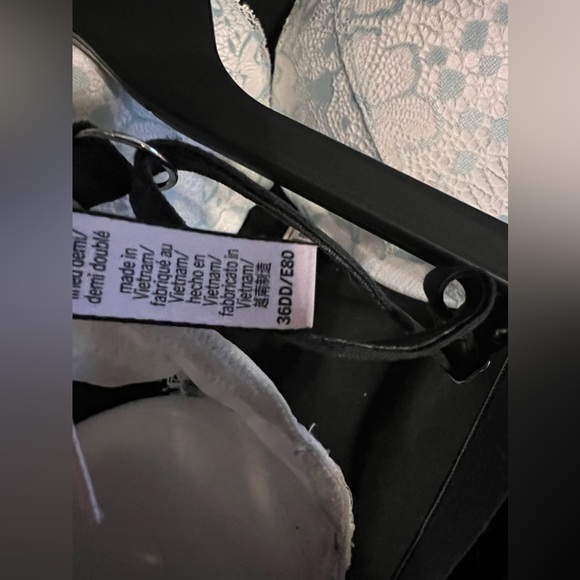 2 Victoria Secret bras 36DD - Picture 7 of 7